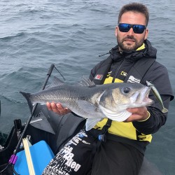 Thomas avec une prise lors d'une pêche dans le Morbihan.